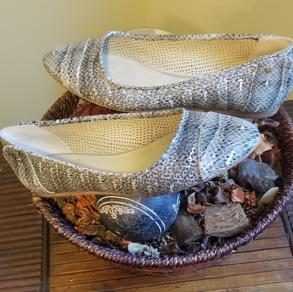 Ladies flats VINCE CAMUTO (USED) SMOKE FREE